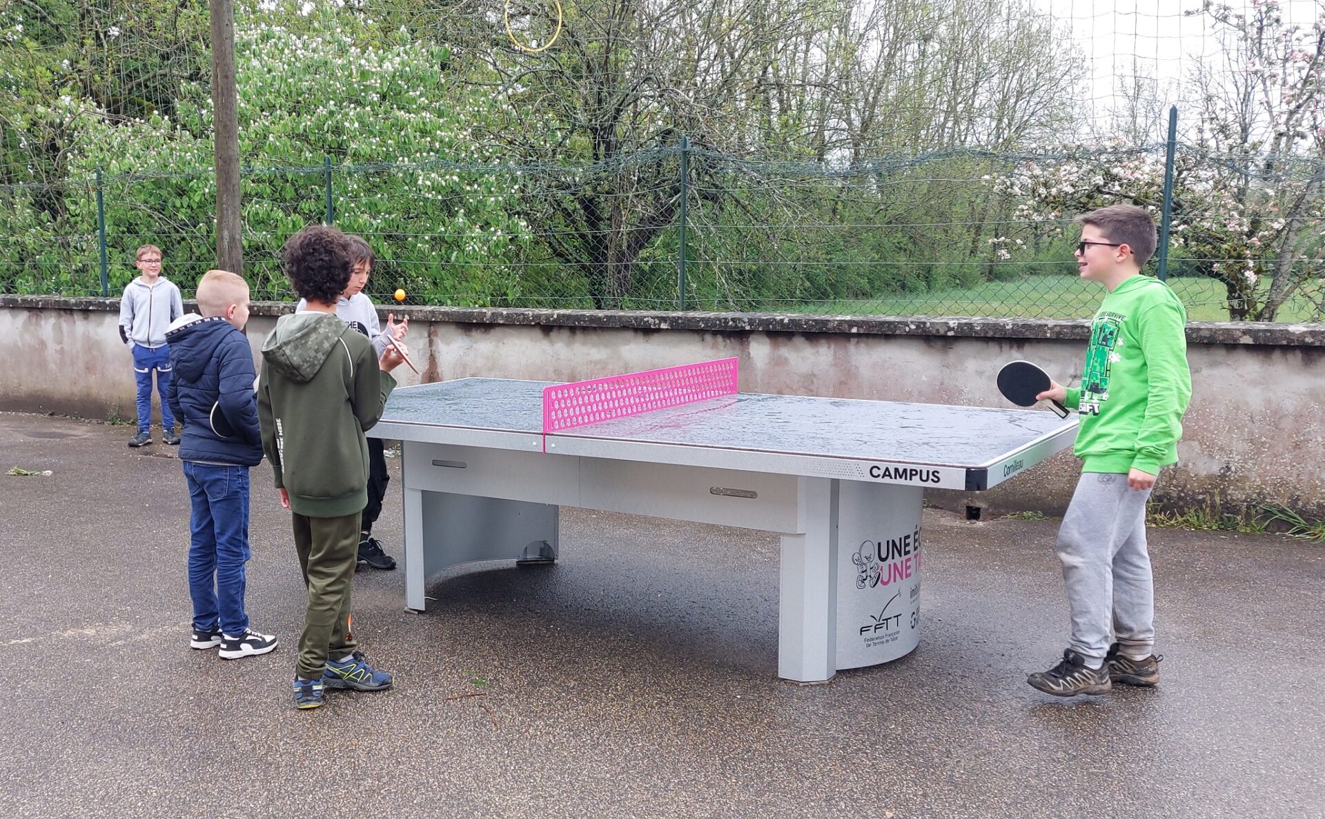 Table de ping pong avec des enfants. Opération 1 école = 1 table par la fédération sportive de tennis de table