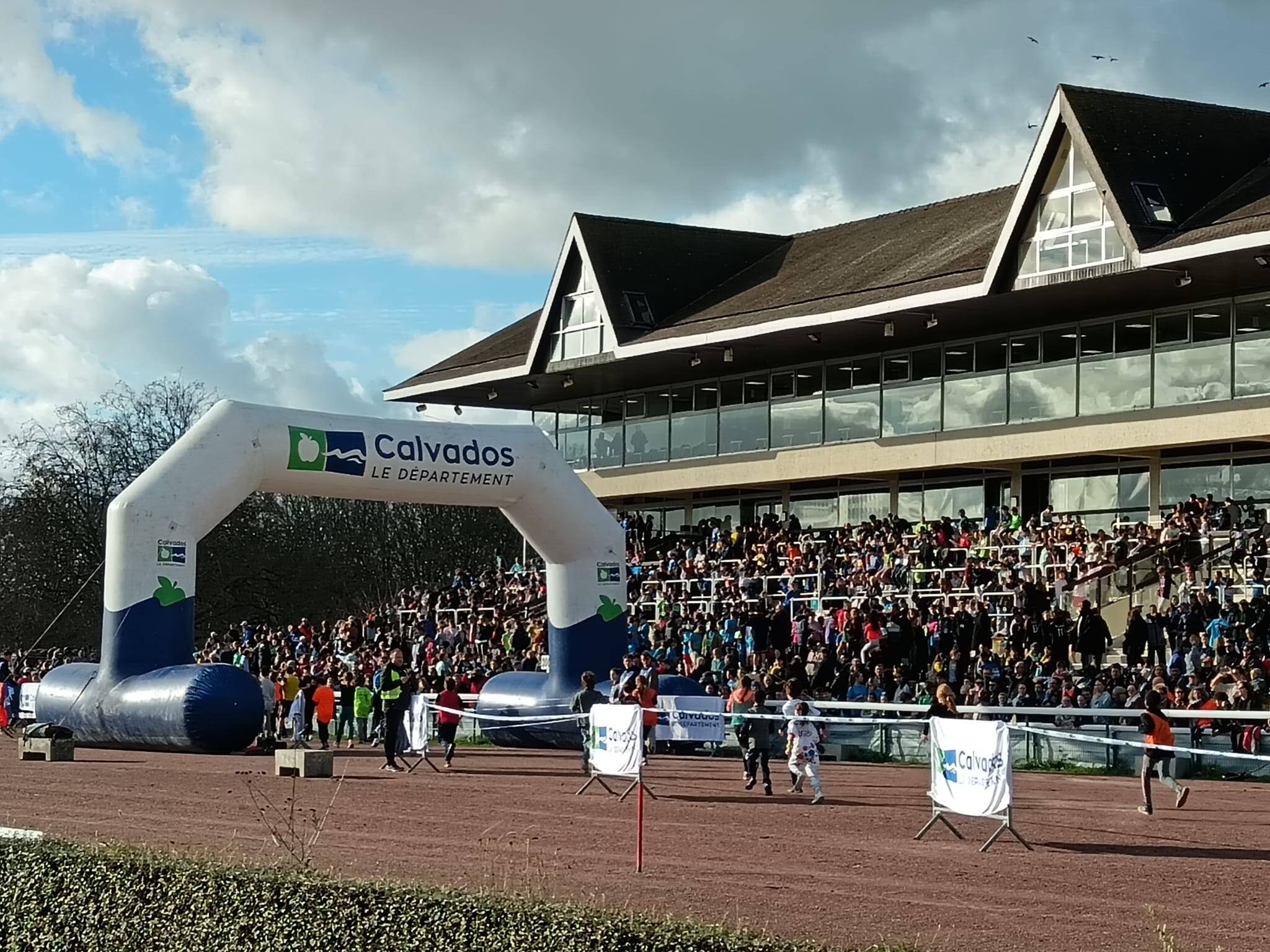 Arrivée du cross devant des tribunes bien garnies !